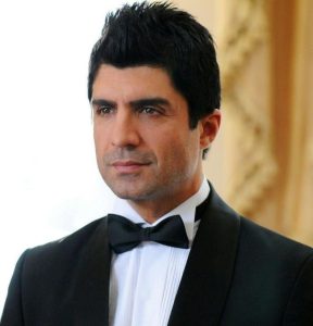 أوزجان دينيز عمره ديانته حبيبته عائلته معلومات عنه ويكيبيديا