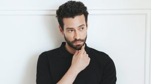 أكين كوش ديانته حبيبته عمره طوله جنسيته معلومات عنه ويكيبيديا