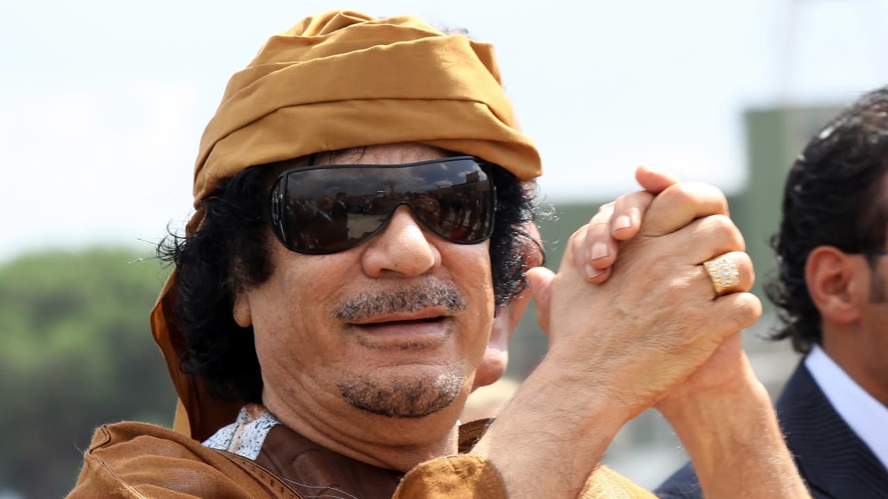 معمر القذافي عمره ديانته جنسيته زوجته معلومات عنه ويكيبيديا